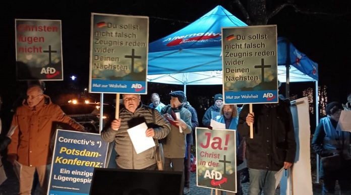 Etwa 20 AfD-Sympathisanten haben am Dienstag vor dem Altenberger Dom einen Stand aufgebaut und christliche Lieder gesungen, die die Spaltung der Gesellschaft bzw. die Einigung dieser durch den Glauben an Gott thematisierten.