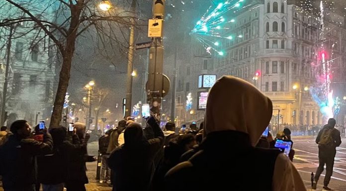 In Berlin bereiten sich 4000 Polizisten auf die Silvesternacht vor. Sie sollen vor allem in  Krisengebieten wie Kreuzberg, Neukölln und dem Wedding das Schlimmste verhüten.