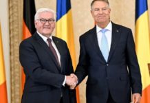 Brüder im Geiste: Steinmeier im Mai 2022 mit dem rumänischen Präsidenten Klaus Iohannis, der die Prä­si­den­ten­wahl in Ru­mä­ni­en annulieren ließ, nachdem in der ers­ten Wahl­run­de der EU-kritische Calin Ge­or­gescu gewonnen hatte.