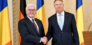 Brüder im Geiste: Steinmeier im Mai 2022 mit dem rumänischen Präsidenten Klaus Iohannis, der die Prä­si­den­ten­wahl in Ru­mä­ni­en annulieren ließ, nachdem in der ers­ten Wahl­run­de der EU-kritische Calin Ge­or­gescu gewonnen hatte.