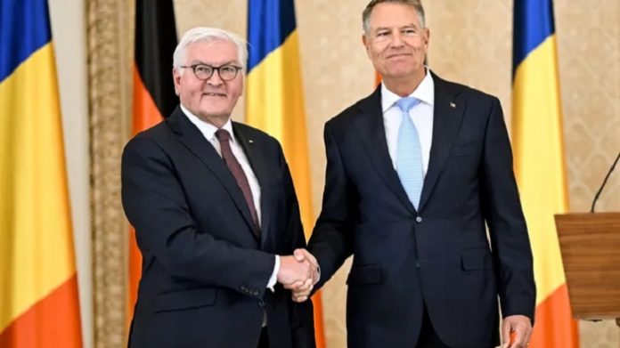 Brüder im Geiste: Steinmeier im Mai 2022 mit dem rumänischen Präsidenten Klaus Iohannis, der die Prä­si­den­ten­wahl in Ru­mä­ni­en annulieren ließ, nachdem in der ers­ten Wahl­run­de der EU-kritische Calin Ge­or­gescu gewonnen hatte.