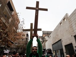 Der Mann, der an Heiligabend mit hoch erhobenen Armen ein Holzkreuz durch die Straßen von Damaskus trug, nachdem radikale Moslems in Sukailabija einen Weihnachtsbaum in Brand gesetzt hatten, ist ein wahrer Held des Jahres 2024.