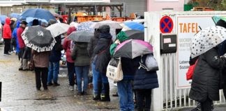 Rund 60 Prozent der Tafeln in Deutschland für arme Menschen müssen derzeit nach Angaben des Tafel-Dachverbandes die Ausgabe von Lebensmitteln reduzieren.