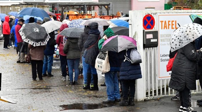 Rund 60 Prozent der Tafeln in Deutschland für arme Menschen müssen derzeit nach Angaben des Tafel-Dachverbandes die Ausgabe von Lebensmitteln reduzieren.