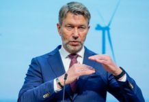 „Es ist eine absolut beschissene Situation“, sagt Norwegens Energieminister Terje Aasland, der wegen den derzeitigen hohen Strompreisen erwägt, die Stromverbindungsleitung nach Dänemark zu kappen.