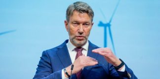 „Es ist eine absolut beschissene Situation“, sagt Norwegens Energieminister Terje Aasland, der wegen den derzeitigen hohen Strompreisen erwägt, die Stromverbindungsleitung nach Dänemark zu kappen.