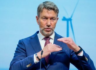 „Es ist eine absolut beschissene Situation“, sagt Norwegens Energieminister Terje Aasland, der wegen den derzeitigen hohen Strompreisen erwägt, die Stromverbindungsleitung nach Dänemark zu kappen.