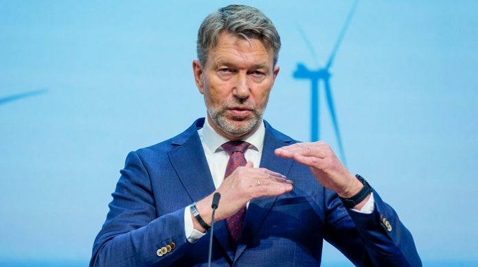 „Es ist eine absolut beschissene Situation“, sagt Norwegens Energieminister Terje Aasland, der wegen den derzeitigen hohen Strompreisen erwägt, die Stromverbindungsleitung nach Dänemark zu kappen.