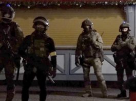 Spezialkräfte der Polizei nach dem Anschlag auf dem Magdeburger Weihnachtsmarkt.