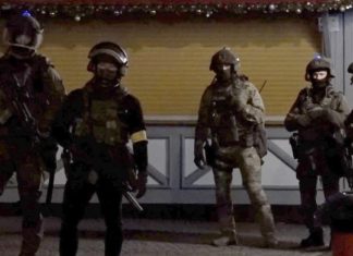 Spezialkräfte der Polizei nach dem Anschlag auf dem Magdeburger Weihnachtsmarkt.