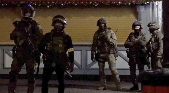 Spezialkräfte der Polizei nach dem Anschlag auf dem Magdeburger Weihnachtsmarkt.