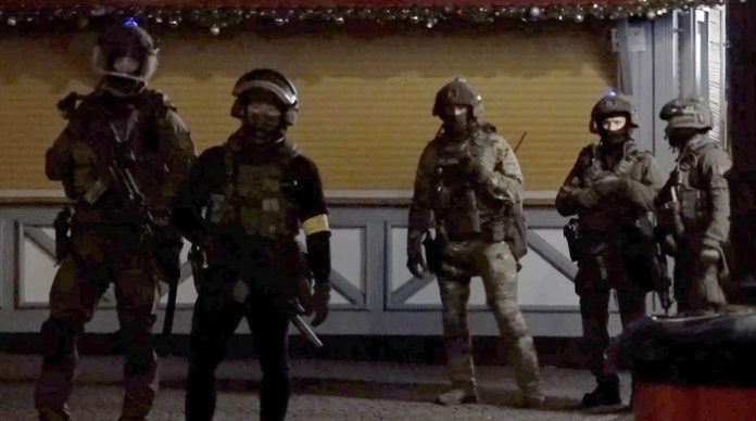 Spezialkräfte der Polizei nach dem Anschlag auf dem Magdeburger Weihnachtsmarkt.