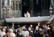 Nur ein Beispiel von vielen: Der Kölner Kardinal Woelki ließ 2016 zum Pontifikalamt an Fronleichnam ein Flüchtlingsboot als Altar vor dem Dom aufbauen.