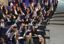 Die AfD hat am Mittwochabend im Bundestag einer fraktionsübergreifenden Resolution gegen Judenfeindlichkeit im Bildungs- und Wissenschaftsbetrieb zugestimmt (Archivbild).