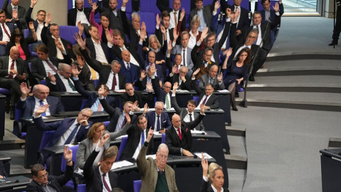 Die AfD hat am Mittwochabend im Bundestag einer fraktionsübergreifenden Resolution gegen Judenfeindlichkeit im Bildungs- und Wissenschaftsbetrieb zugestimmt (Archivbild).