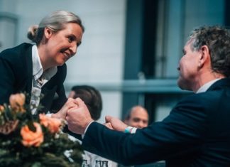 Der AfD-Parteitag in Riesa hat ein Symbolbild der Geschlossenheit erzeugt: Es zeigt Björn Höcke am Fuß der Rednerbühne und Alice Weidel, die sich zu ihm beugt, um Gratulation und Blumen entgegenzunehmen.