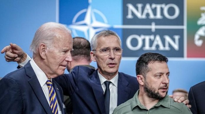 US-Präsident Donald Trump ist nicht bereit, die Zeche zu begleichen, die sein Vorgänger mitsamt den europäischen NATO-Staaten in der Ukraine hinterlassen hat (Foto: V. l. n. r. Joe Biden, Jens Stoltenberg und Wolodymyr Selenskyj). 