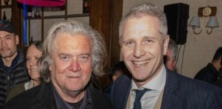 Petr Bystron (r.) hat über Jahre hinweg zusammen mit konservativen Kräften in den USA, wie dem ehemaligen Trump-Berater Steve Bannon (l.), an einem guten deutsch-amerikanischen Verhältnis gearbeitet.