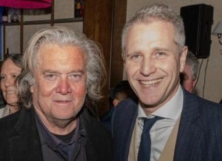 Petr Bystron (r.) hat über Jahre hinweg zusammen mit konservativen Kräften in den USA, wie dem ehemaligen Trump-Berater Steve Bannon (l.), an einem guten deutsch-amerikanischen Verhältnis gearbeitet.