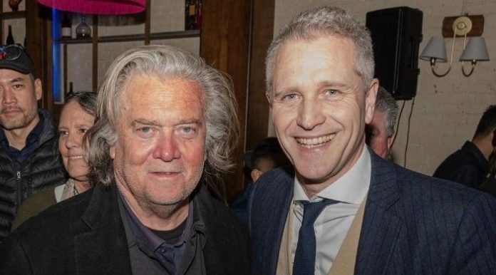 Petr Bystron (r.) hat über Jahre hinweg zusammen mit konservativen Kräften in den USA, wie dem ehemaligen Trump-Berater Steve Bannon (l.), an einem guten deutsch-amerikanischen Verhältnis gearbeitet.