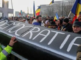 Mit einem überdimensionalen Sarg trugen am Sonntag in Bukarest rund 100.000 Menschen die Demokratie in Rumänien zu Grabe.