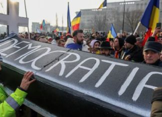 Mit einem überdimensionalen Sarg trugen am Sonntag in Bukarest rund 100.000 Menschen die Demokratie in Rumänien zu Grabe.