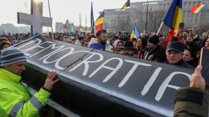 Mit einem überdimensionalen Sarg trugen am Sonntag in Bukarest rund 100.000 Menschen die Demokratie in Rumänien zu Grabe.