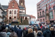 Gedenkgottesdienst für die Opfer der Messerattacke am Sonntag in Aschaffenburg.