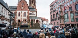 Gedenkgottesdienst für die Opfer der Messerattacke am Sonntag in Aschaffenburg.