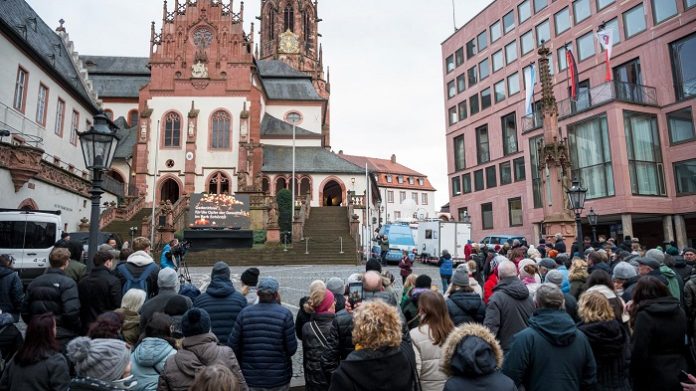 Gedenkgottesdienst für die Opfer der Messerattacke am Sonntag in Aschaffenburg.