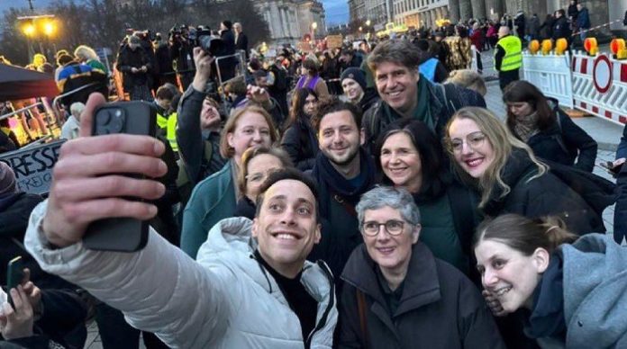 Geschmacklos: Drei Tage nach Aschaffenburg macht die Grünen-Spitze Grinse-Selfies auf ihrer Gegen-Rechts-Demo in Berlin, die in Wahrheit eine „Wir wollen, dass alles so bleibt