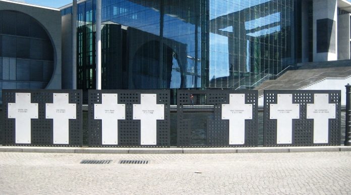 140 freiheitssuchende Menschen töteten die verbrecherischen Mauermörder auf dem Altar des Sozialismus von 1961 bis 1989. Nun gibt es wieder Mauertote: Brandmauertote.