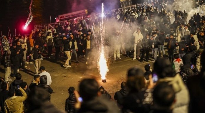 In der Silvester-Nacht gab es bundesweit wieder zahlreiche Angriffe auf Polizisten und Einsatzkräfte – und auch Tote und Verletzte.