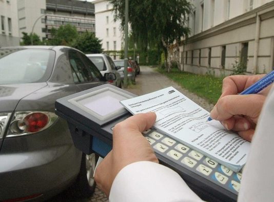 Während das Parken in Berlin bislang 10,20 Euro im Jahr kostete, soll dieser Betrag nun versechzehnfacht werden.