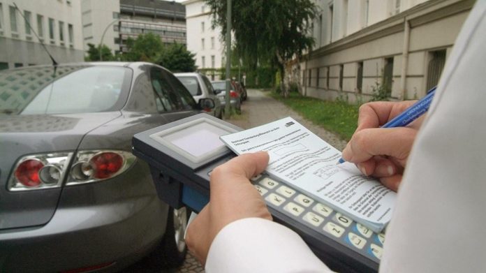 Während das Parken in Berlin bislang 10,20 Euro im Jahr kostete, soll dieser Betrag nun versechzehnfacht werden.