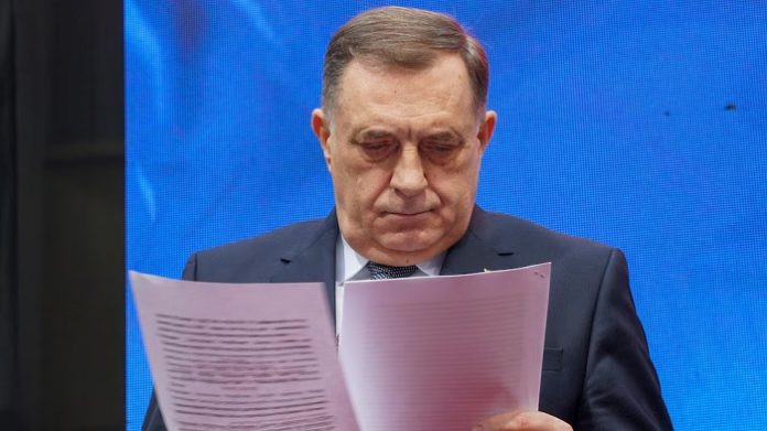 Milorad Dodik, Präsident der Republika Srpska (RS), wurde von den Behörden Bosnien und Herzegowinas vor Gericht gestellt und verurteilt.