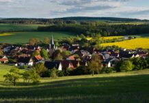 Wo einst die Glocken der Dorfkirchen zum Sonntagsgottesdienst riefen, da schleicht sich heute Angst ein, die uns die Kehle zuschnürt. Unsere Kultur, unsere Heimat – sie verblasst wie ein altes Foto, das niemand mehr rahmt.