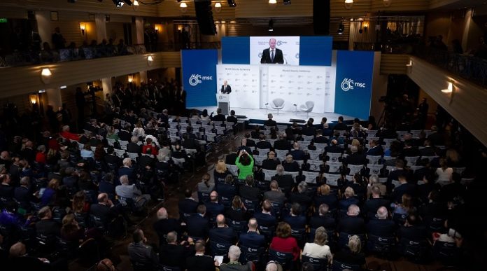 Spätestens nach der Vance-Rede in München wird auch so manchem Möchtegern-Feldherren (Foto: Olaf Scholz auf der MSC am Samstag) in den europäischen Hauptstädten klar, dass sie einen Geist gerufen haben, der nicht daran denkt, zu verschwinden.