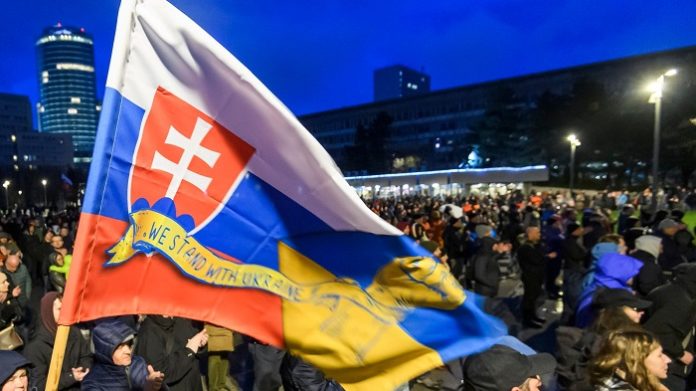 Es ist nicht nur die politische Opposition, die Fico zu Fall bringen will. Geheimdienstberichte zeigen, dass bis zu einem Drittel der Demonstranten aus der Gruppe ukrainischer Flüchtlinge stammt.