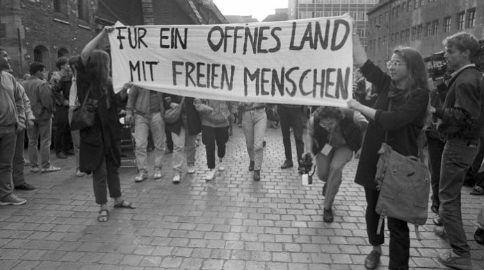 1989 brachten DDR-Bürger den Mut auf, für Freiheit und Recht auf die Straße zu gehen, trotz der Angst, von der SED verhaftet oder erschossen zu werden.