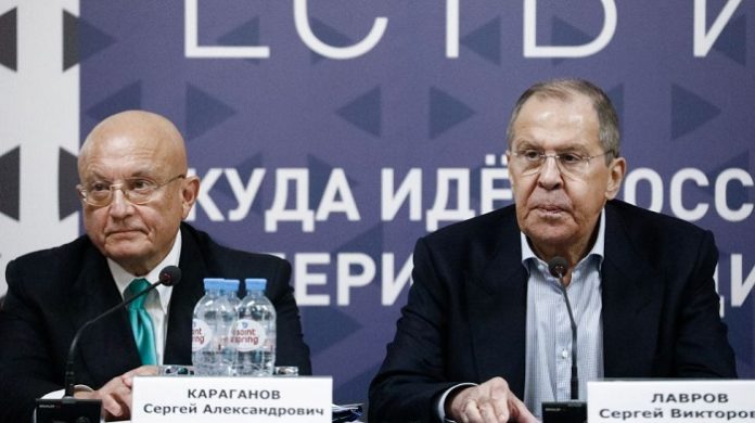 Der Ehrenvorsitzende des Council on Foreign and Defence Policy, Prof. Sergei Karaganow (l.) und der russische Außenminister Sergej Lawrow.