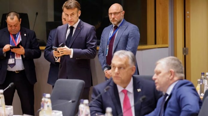 Selbst der slowakische Premier Robert Fico (r.), einst Verbündeter Ungarns, ließ Orbán beim Gipfel am Donnerstag in Brüssel allein.