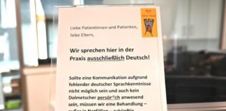 Man kann vor deutschen Arztpraxen jetzt immer häufiger den Hinweis lesen, dass eine Behandlung nur im Beisein eines Dolmetschers erfolgt.