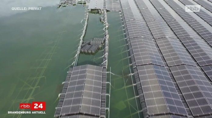 Das linksgrüne Prestigeprojekt auf dem Cottbuser Ostsee bröckelt - und zwar wortwörtlich. Die schwimmende Solaranlage verliert Module (Screenshot aus einem rbb24-Video).