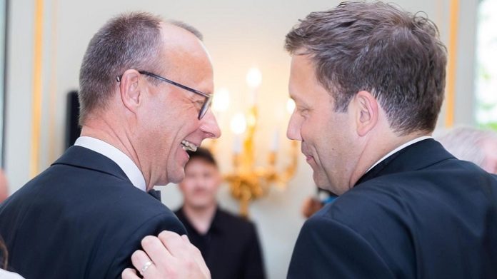 Bester Laune nach dem geglückten Billionen-Staatsstreich auf Kosten des deutschen Steuerzahlers: Friedrich Merz und Lars Klingbeil.