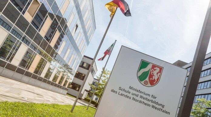 In NRW wurde jetzt vom Bildungsministerium ein Leitfaden zu „Gewalterfahrungen an Schulen“ für Lehrer und Schulpersonal herausgegeben.