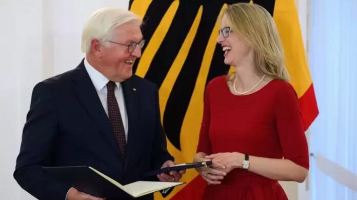 Als Alena Buyx vom Bundespräsidenten mit dem Bundesverdienstkreuz behangen wurde, erlebte die Republik einen bis dahin ungeahnten Tiefpunkt des ethischen Überbaus der einstmaligen Wissenschaftsgesellschaft.