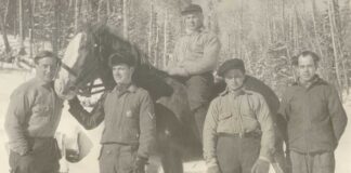 Der Vater des Autors war von 1942 bis 1946 im Kriegsgefangenenlager Nr. 132 in Medicine Hat, Alberta, interniert. Ein altes Schwarzweißfoto zeigt ihn hoch zu Ross vor weiter Landschaft.