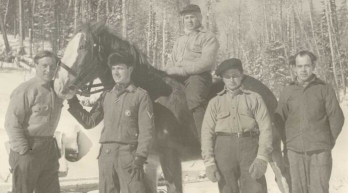 Der Vater des Autors war von 1942 bis 1946 im Kriegsgefangenenlager Nr. 132 in Medicine Hat, Alberta, interniert. Ein altes Schwarzweißfoto zeigt ihn hoch zu Ross vor weiter Landschaft.