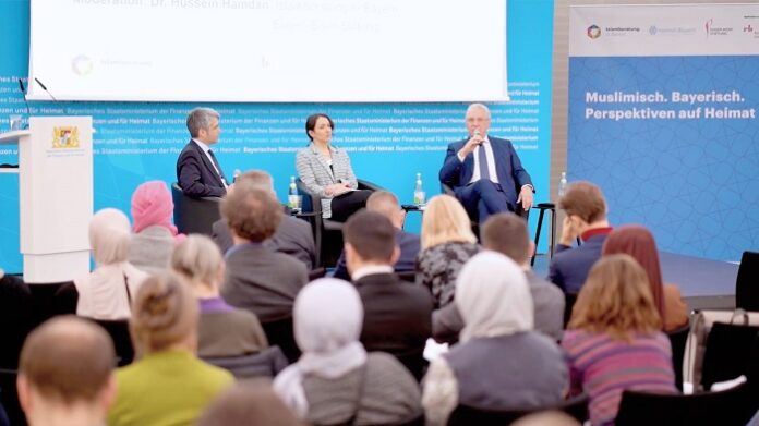 Bayern unterstützt verschiedene Islam-Organisationen mit Steuer­geld (Foto: Bayerns Innenminister Joachim Hermann 2024 auf einer Tagung 